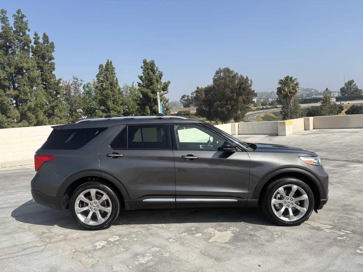 Used 2020 Ford Explorer Platinum w/ Premium Technology Package image 35