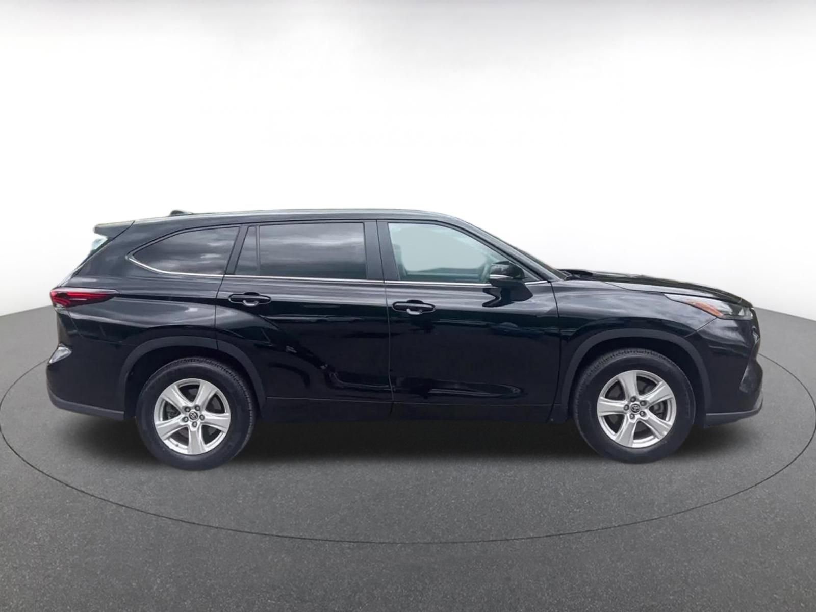 Used 2025 Toyota Highlander LE FWD image 16