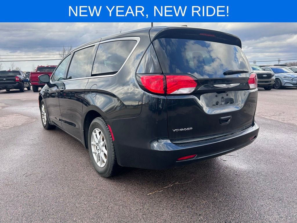 Used 2022 Chrysler Voyager LX image 4