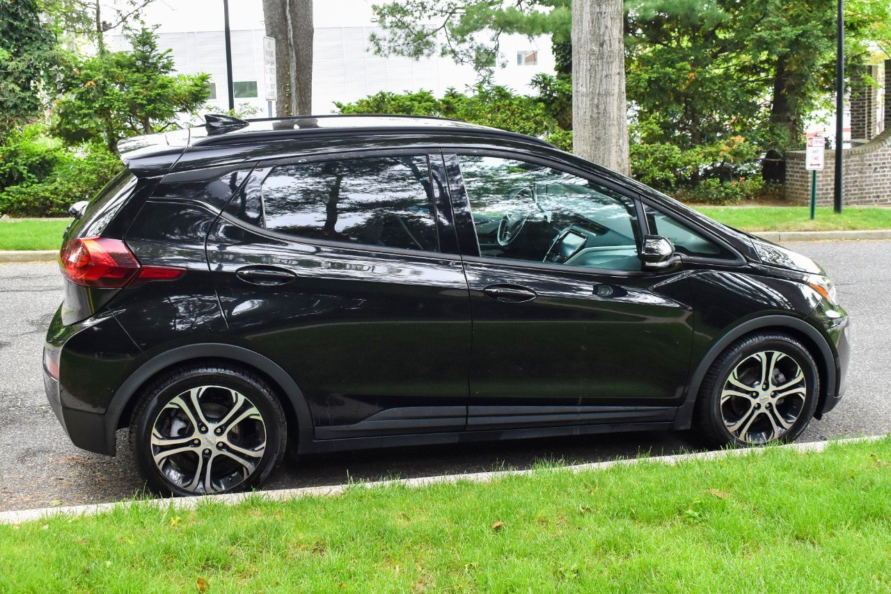Used 2020 Chevrolet Bolt Premier w/ Infotainment Package FWD image 10