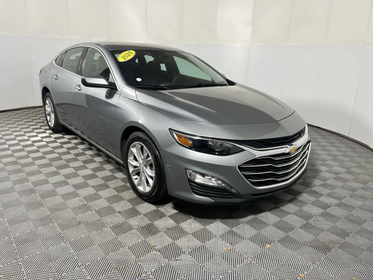 Used 2024 Chevrolet Malibu LT FWD image 2