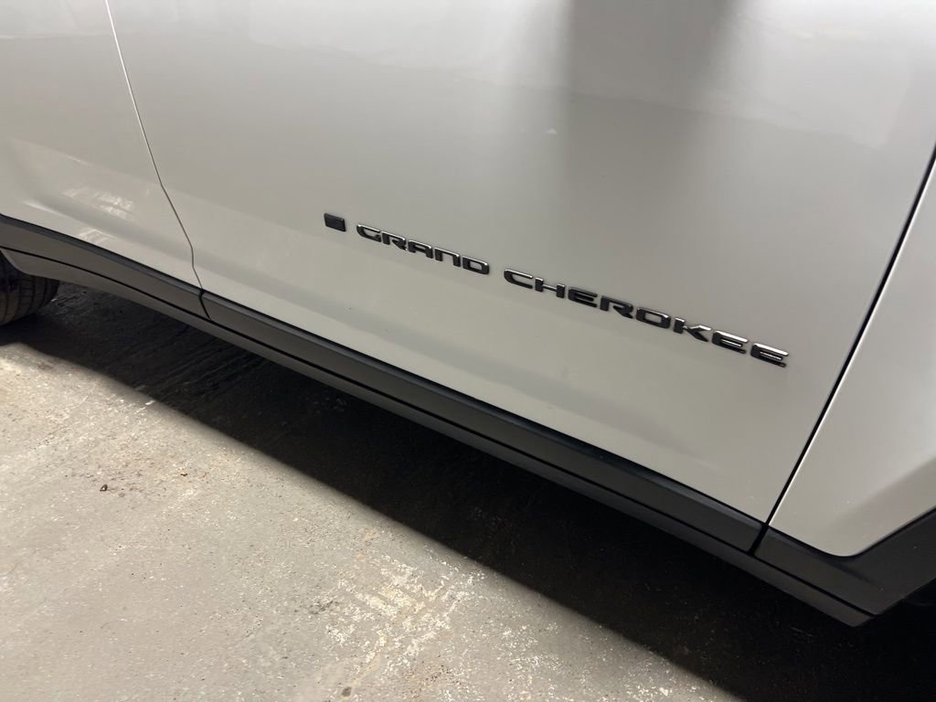 Used 2025 Jeep Grand Cherokee Altitude image 9