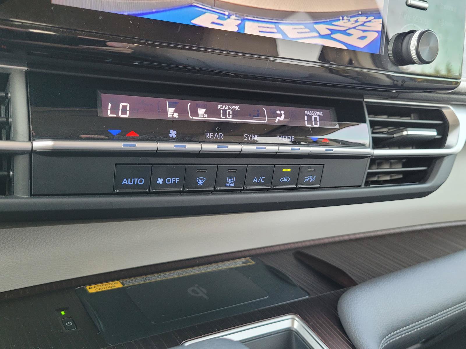 Used 2023 Toyota Sienna LE w/ LE Plus Package FWD image 28