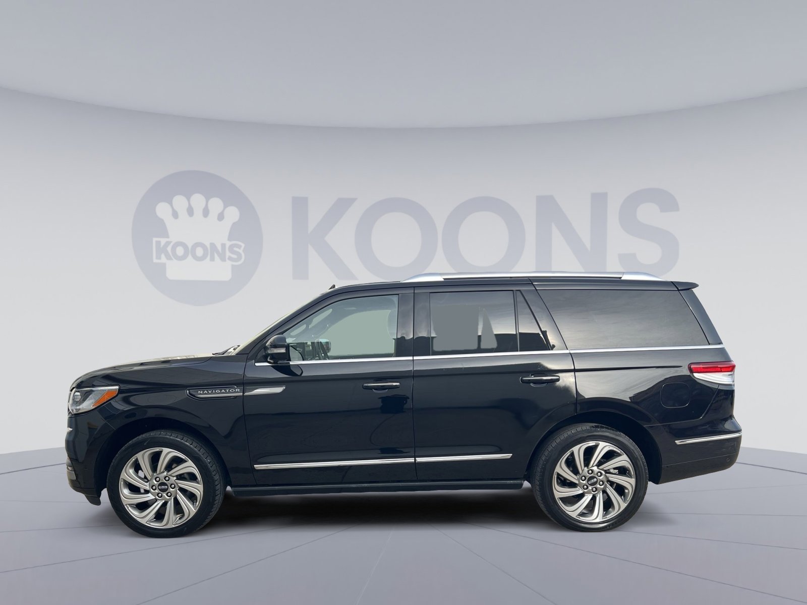 Used 2023 Lincoln Navigator Reserve image 2