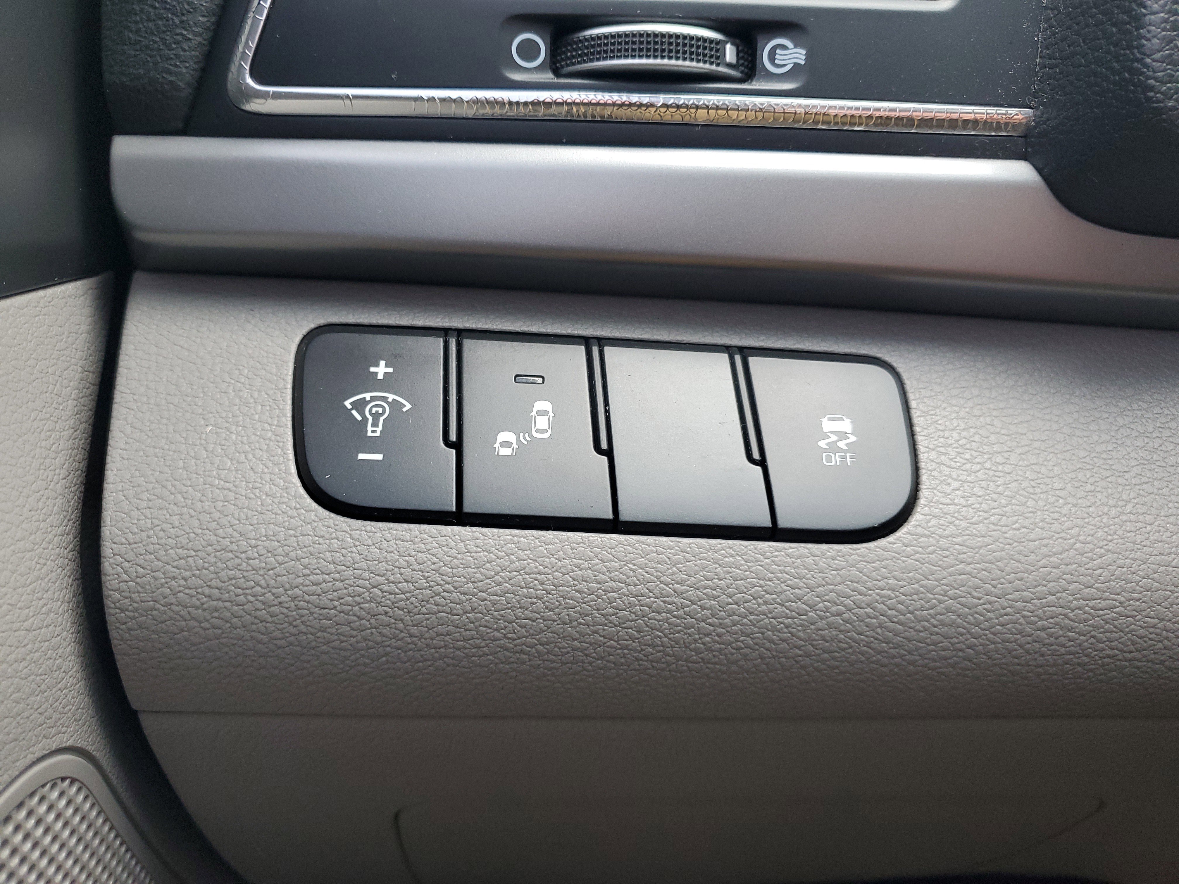 Used 2017 Hyundai Elantra Limited w/ Limited Tech Package 04 image 27