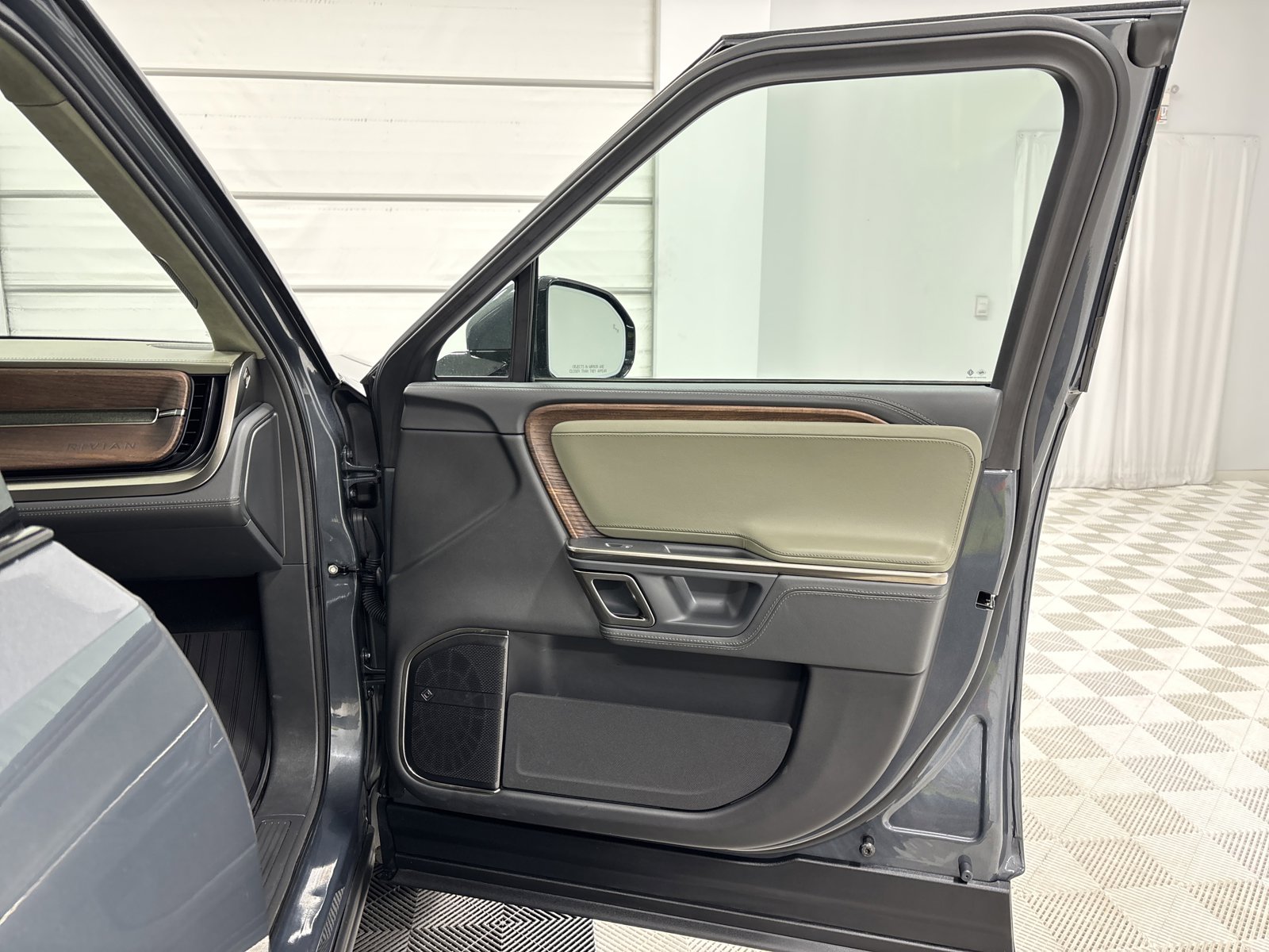Used 2023 Rivian R1S Adventure AWD/4WD image 18