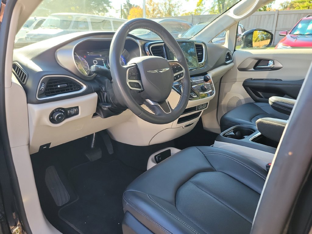 Used 2024 Chrysler Pacifica Touring-L FWD image 26