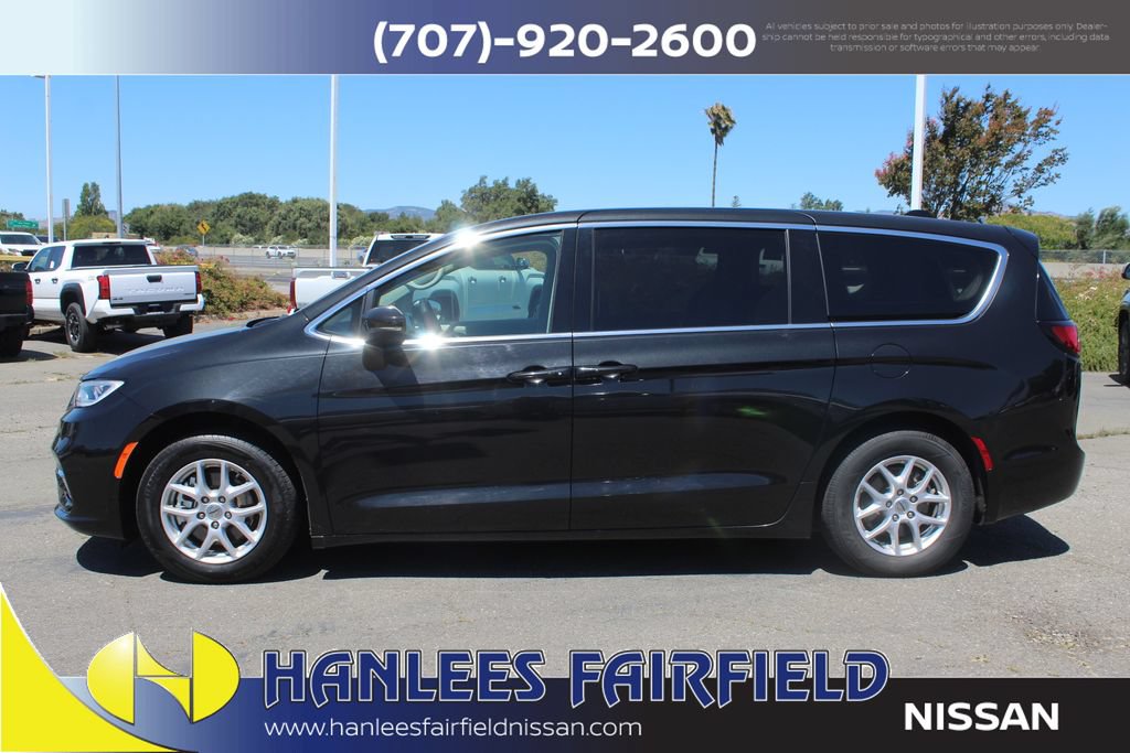 Used 2023 Chrysler Pacifica Touring-L FWD image 2