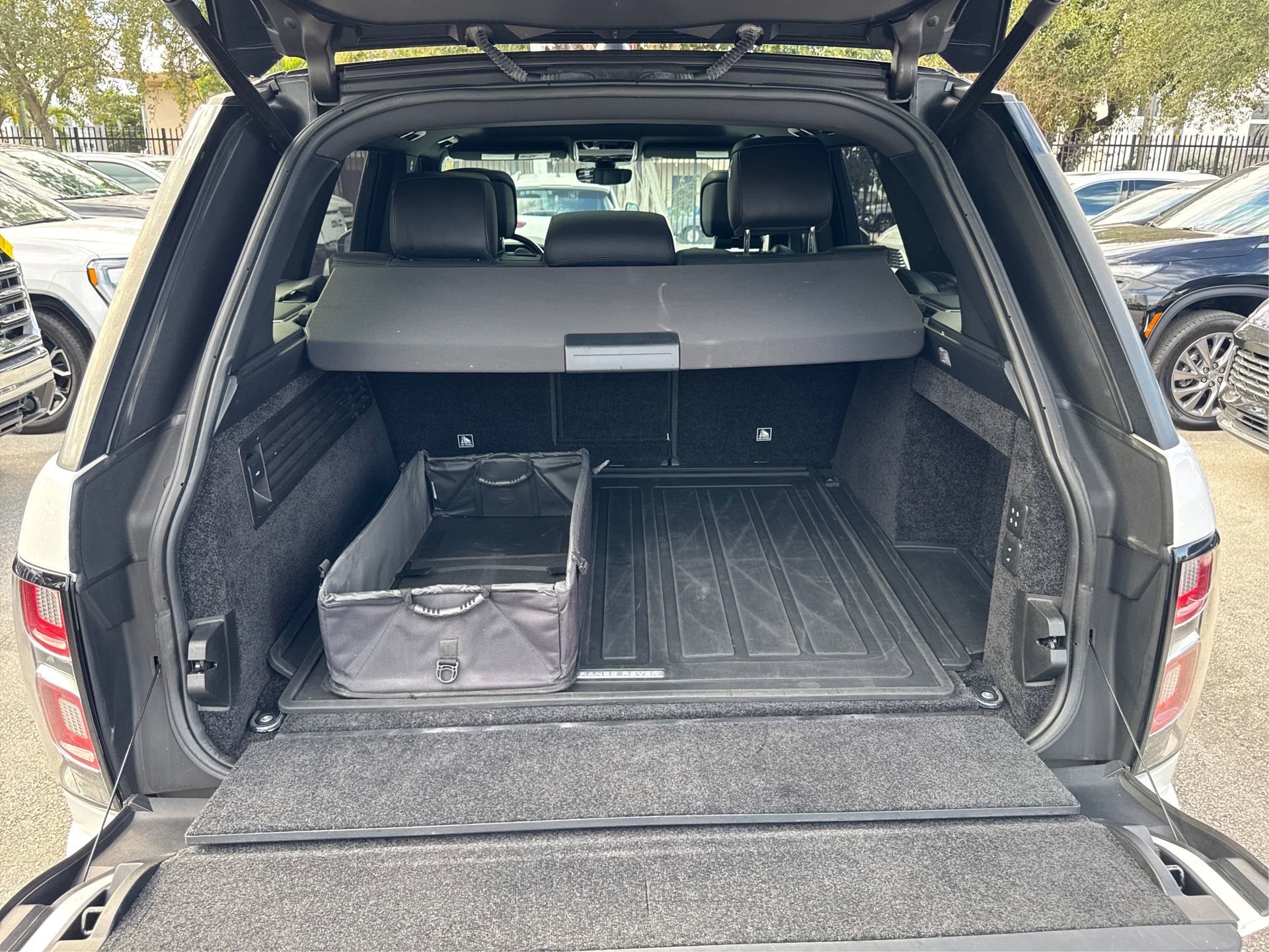 Used 2018 Land Rover Range Rover HSE image 14