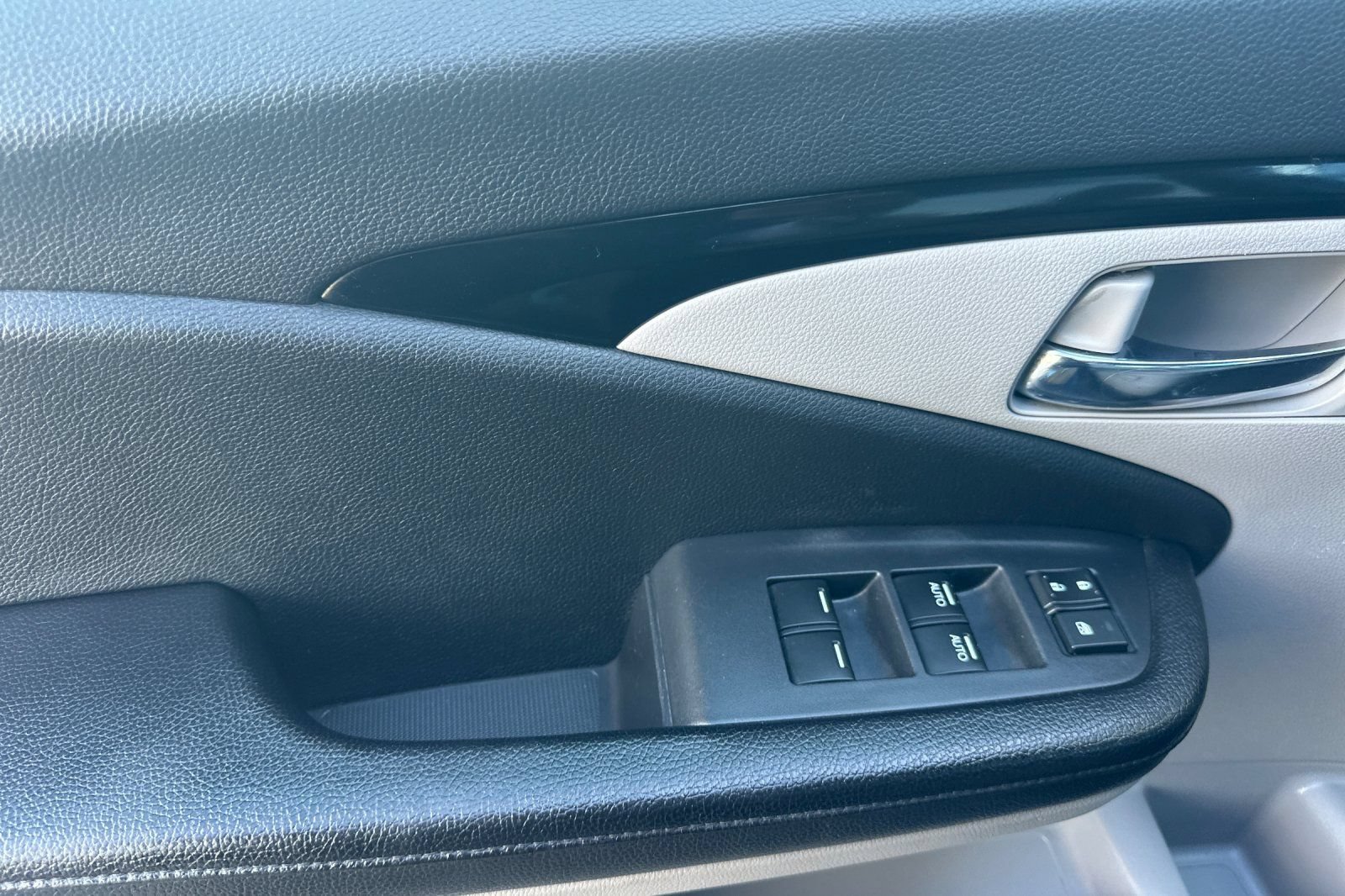 Used 2016 Honda Pilot Touring image 11