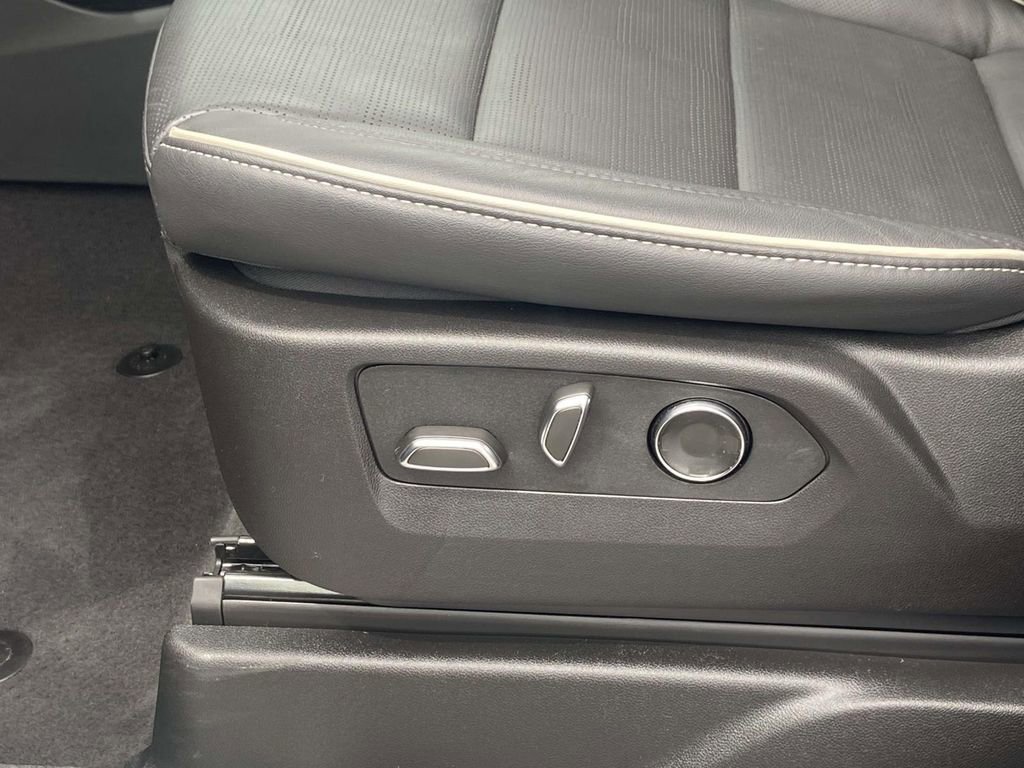 Certified 2025 Cadillac Escalade ESV Premium Luxury w/ LPO, Radiant Package AWD/4WD image 22