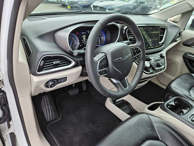 Used 2023 Chrysler Pacifica Touring-L FWD image 21