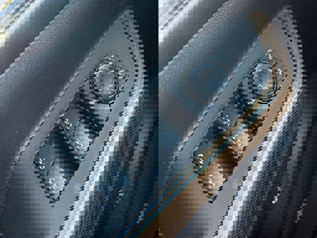 Used 2023 GMC Acadia SLE w/ Driver Convenience Package image 22