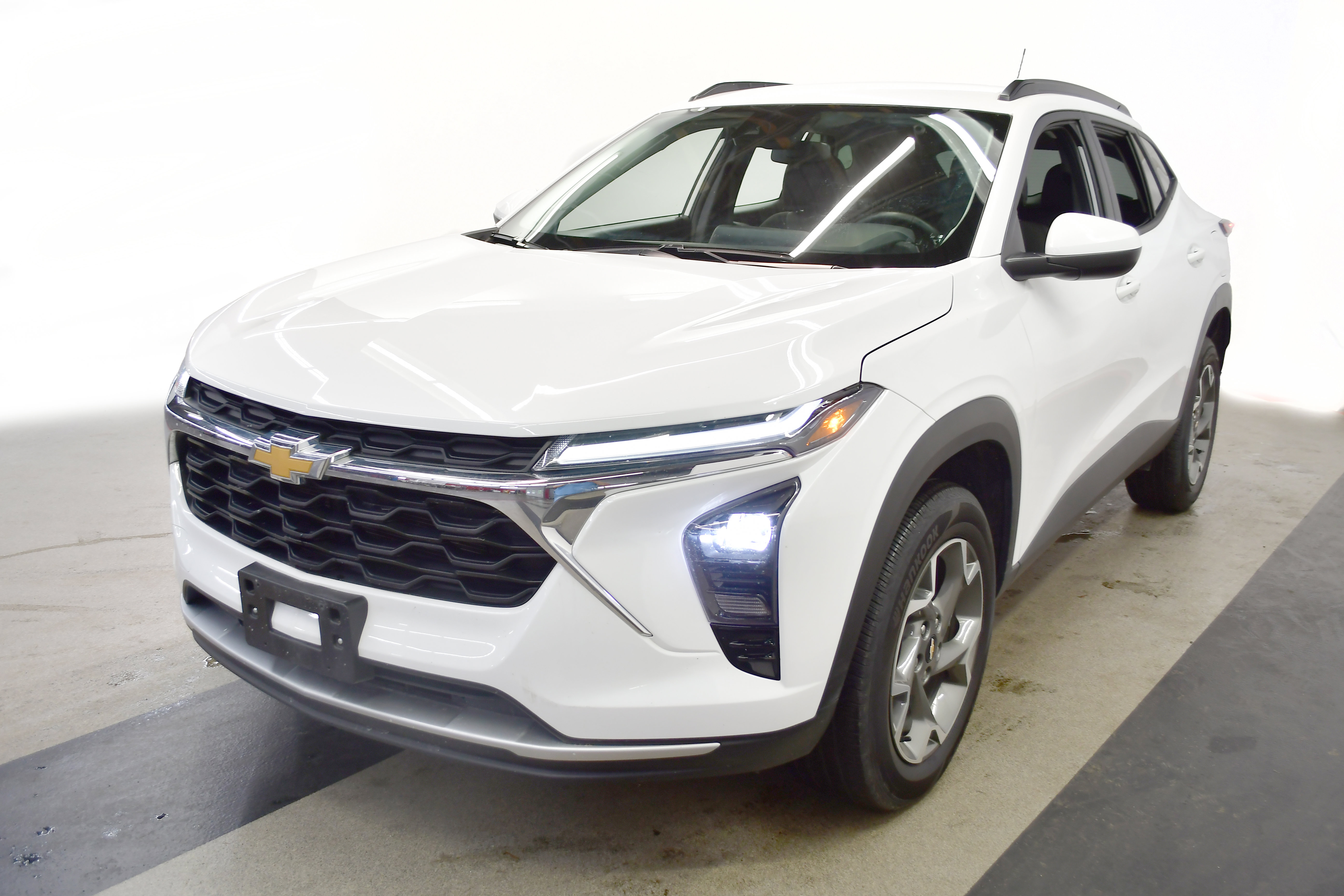 Used 2025 Chevrolet Trax LT w/ LT Convenience Package FWD image 4