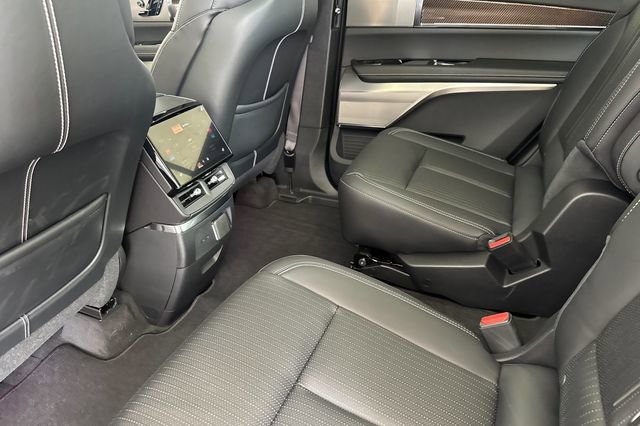 New 2026 Cadillac Vistiq Luxury w/ LPO, Floor Liner Package image 12