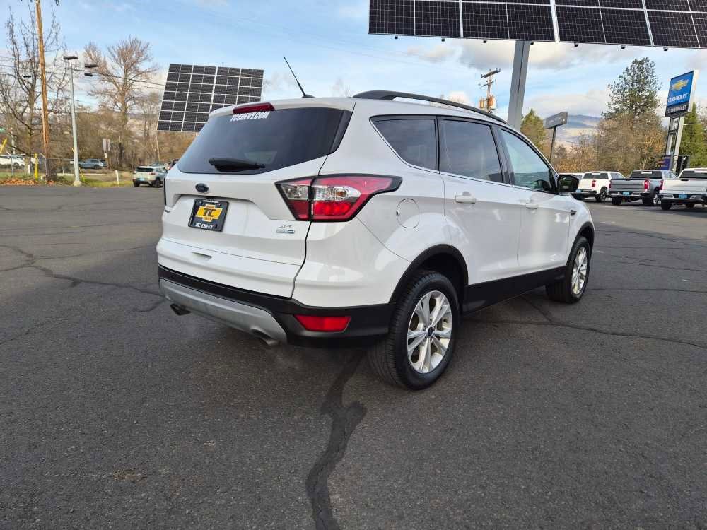 Used 2017 Ford Escape SE w/ Equipment Group 201A image 5