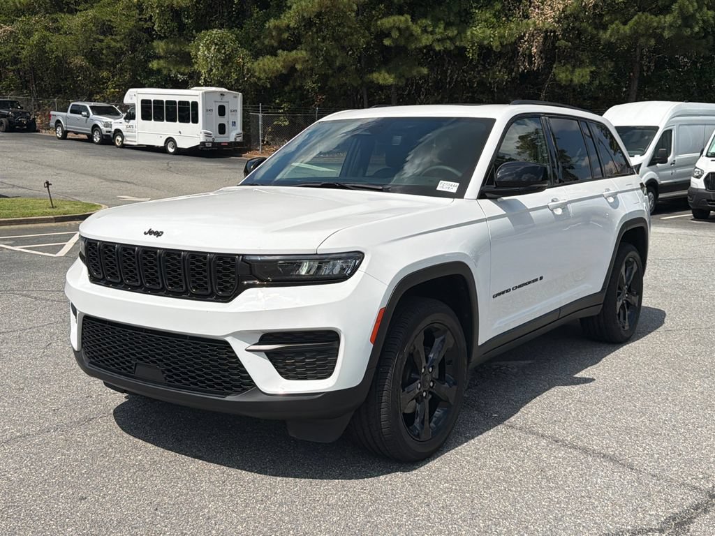 Used 2024 Jeep Grand Cherokee Altitude AWD/4WD image 3