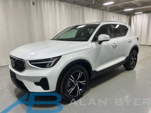 Used 2025 Volvo XC40 B5 Core AWD/4WD image 1
