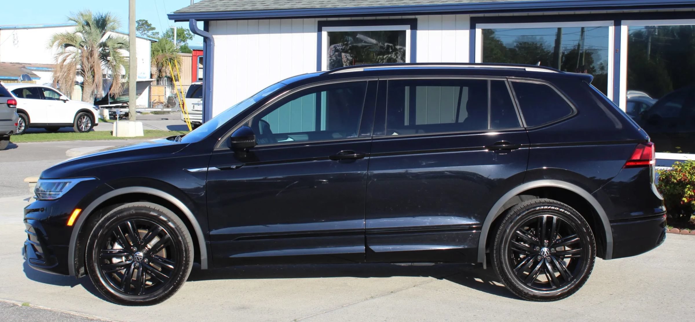 Used 2022 Volkswagen Tiguan SE R-Line FWD image 2