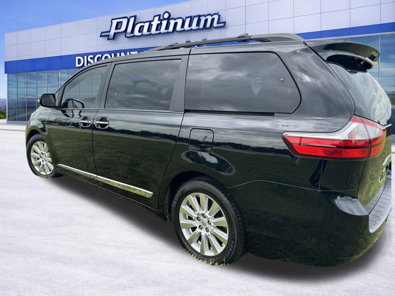 Used 2017 Toyota Sienna Limited image 3