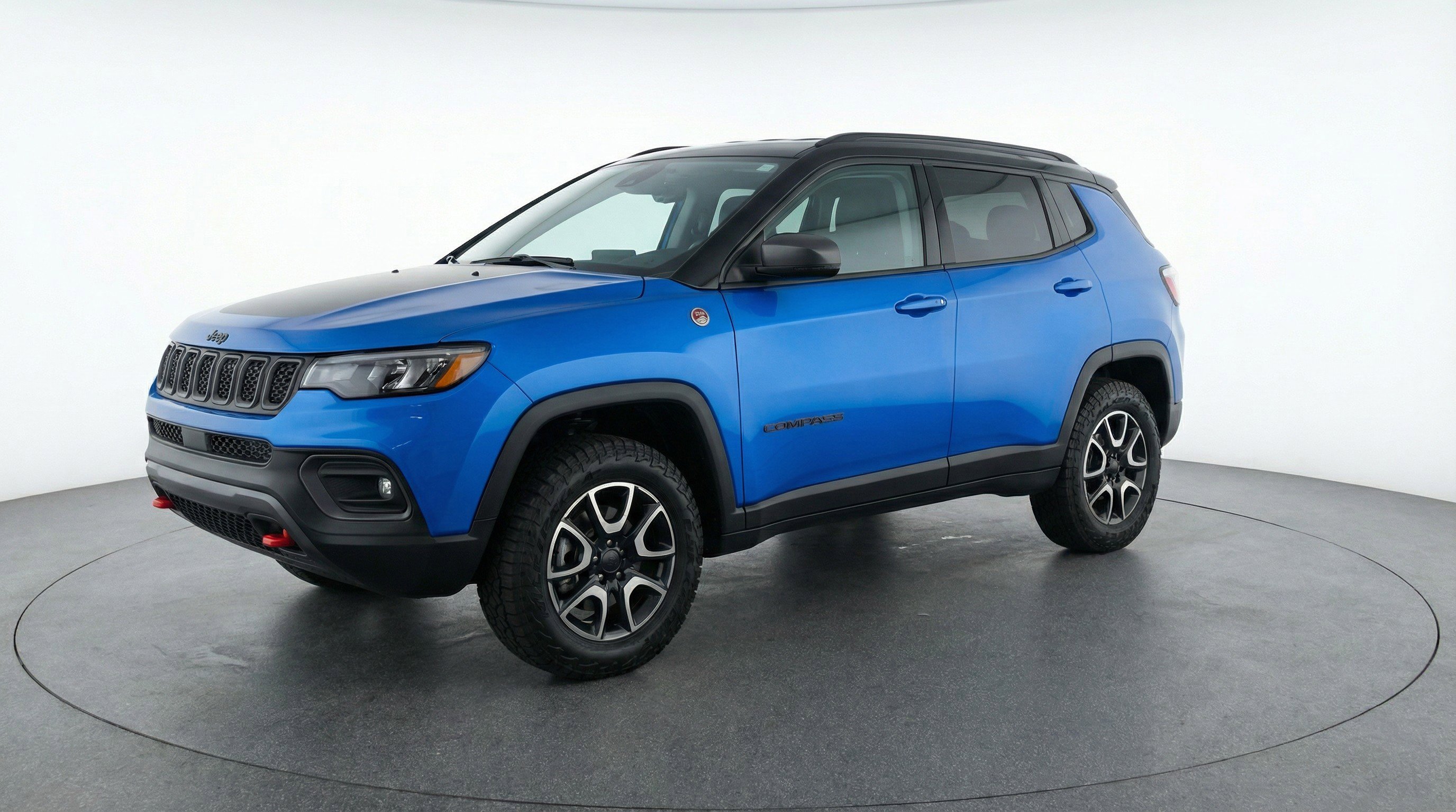 Used 2025 Jeep Compass Trailhawk image 3