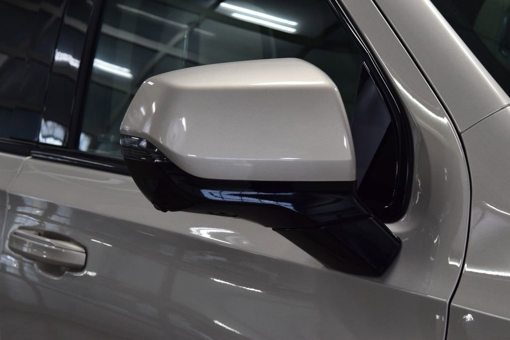 Used 2024 Cadillac Escalade ESV Sport Platinum w/ LPO, ONYX Package AWD/4WD image 16