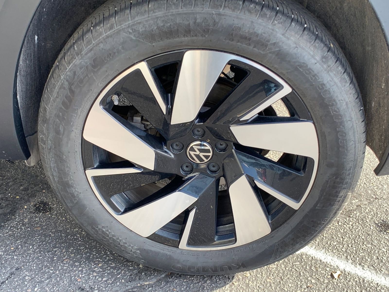 Used 2025 Volkswagen Atlas Cross Sport SE image 30