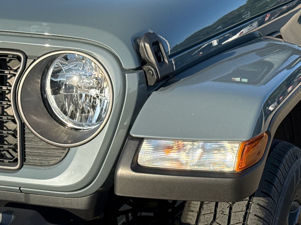 Used 2024 Jeep Gladiator Sport AWD/4WD image 4