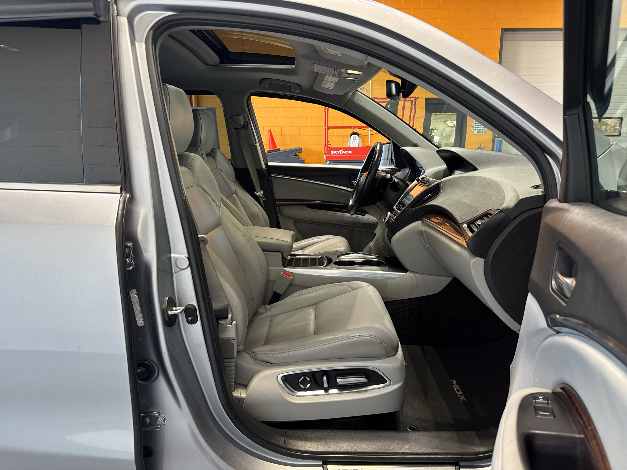 Used 2020 Acura MDX FWD image 19