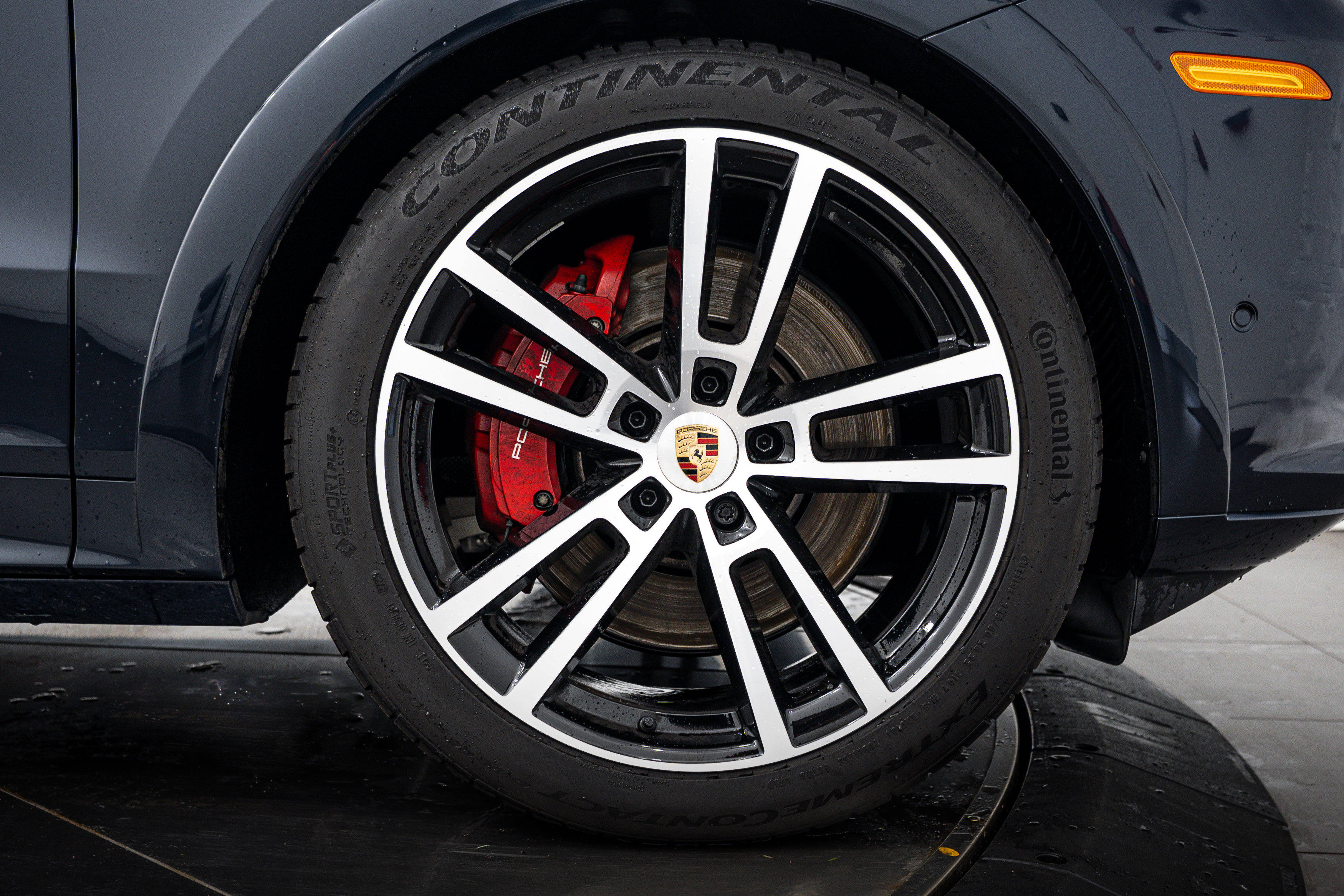 Certified 2025 Porsche Cayenne GTS AWD/4WD image 11