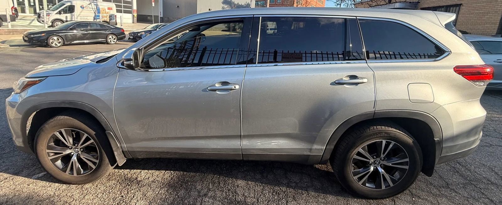 Used 2019 Toyota Highlander LE AWD/4WD image 8