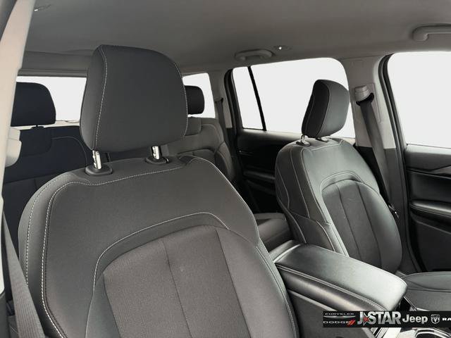 Used 2023 Jeep Grand Cherokee Laredo AWD/4WD image 14