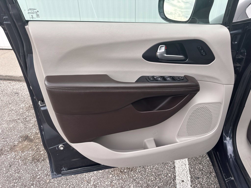 Used 2020 Chrysler Pacifica Touring-L Plus FWD image 13