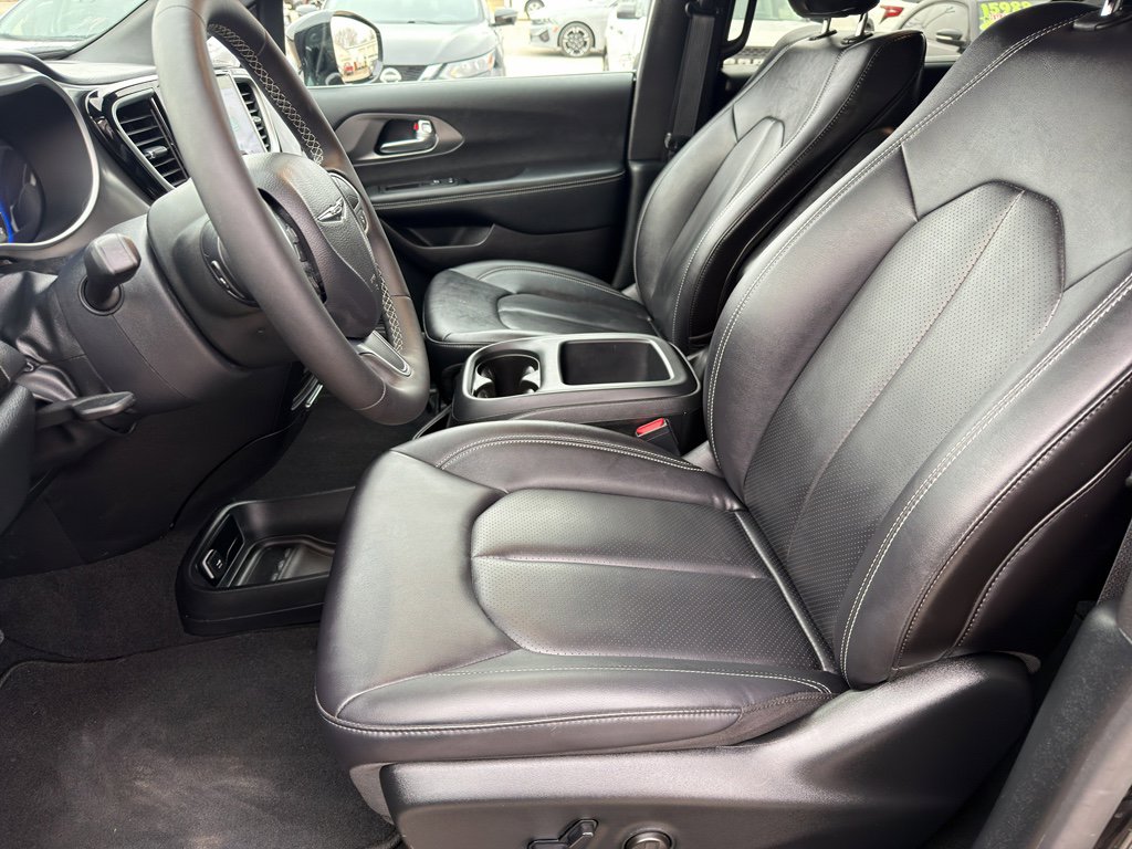 Used 2026 Chrysler Pacifica Select image 9
