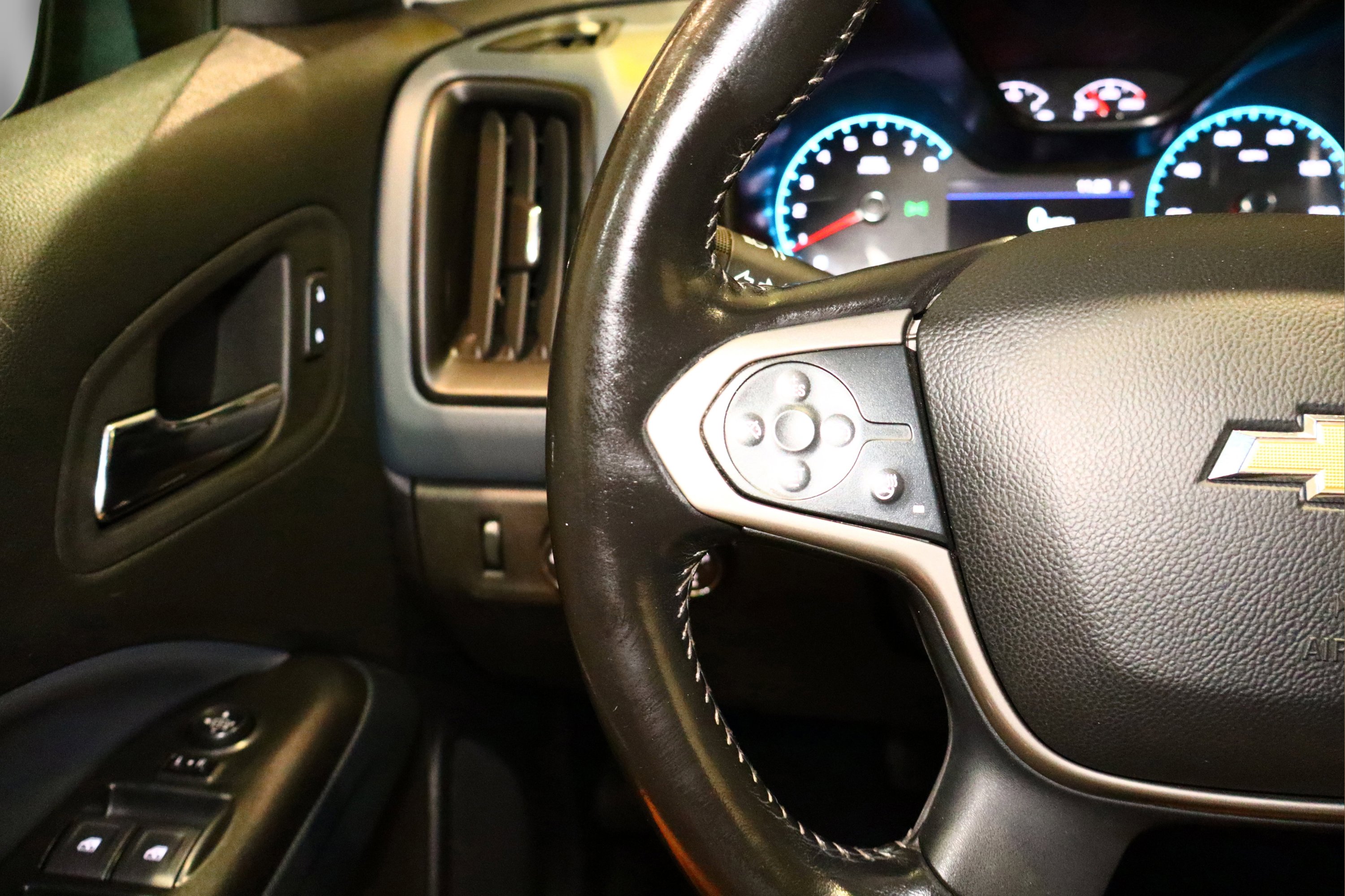 Used 2022 Chevrolet Colorado Z71 w/ Z71 Midnight Edition image 11