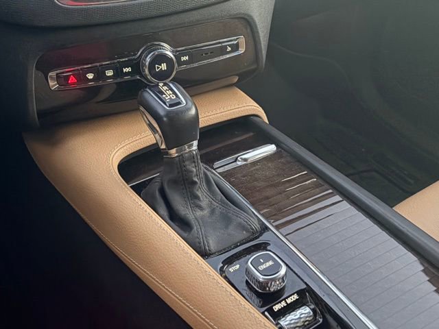 Used 2017 Volvo XC90 T5 Momentum w/ Vision Package image 10