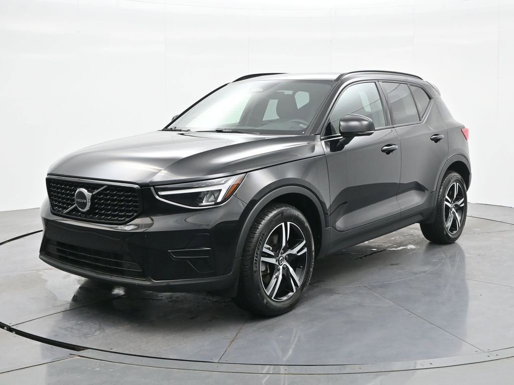 Used 2024 Volvo XC40 B5 Core AWD/4WD image 2
