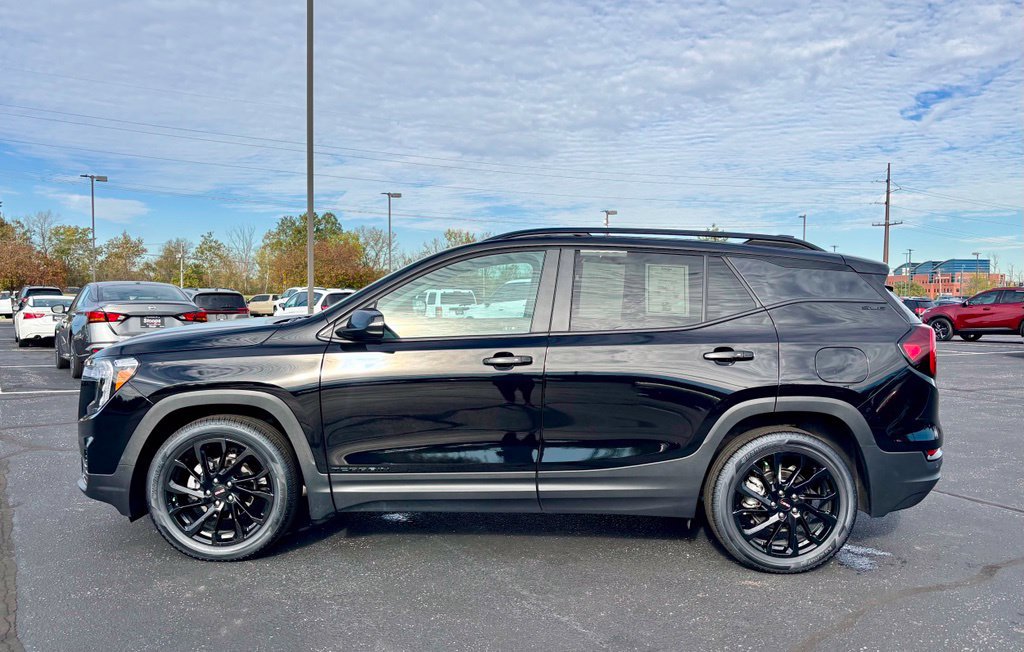 Used 2024 GMC Terrain SLE w/ Driver Convenience Package FWD image 4