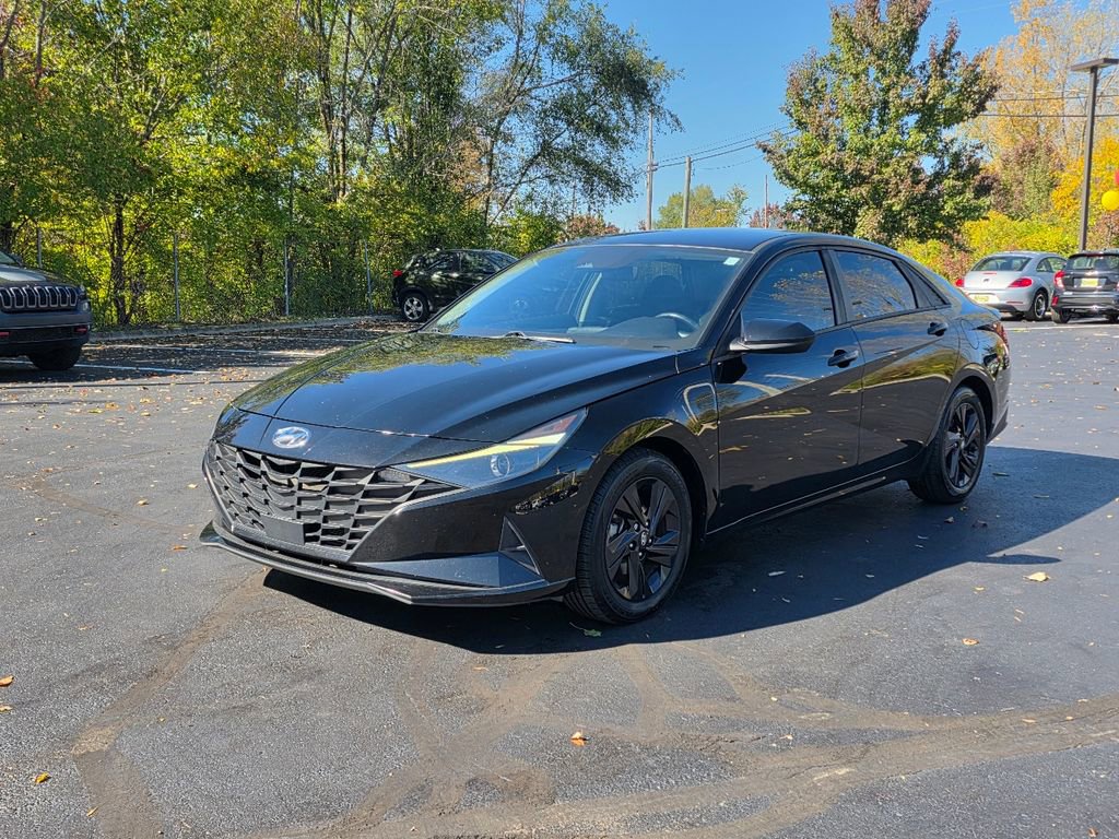Used 2022 Hyundai Elantra SEL w/ Convenience Package image 3