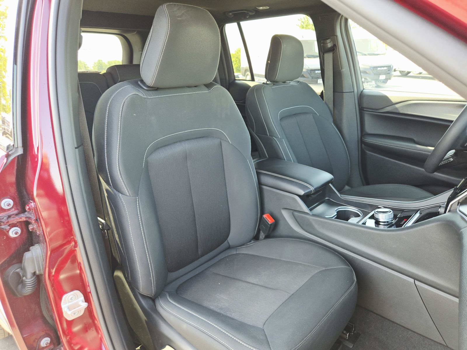 Used 2025 Jeep Grand Cherokee Laredo X w/ Luxury Tech Group I AWD/4WD image 17