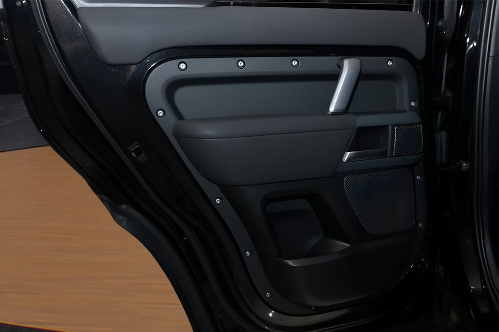 Used 2023 Land Rover Defender 110 X-Dynamic SE image 28