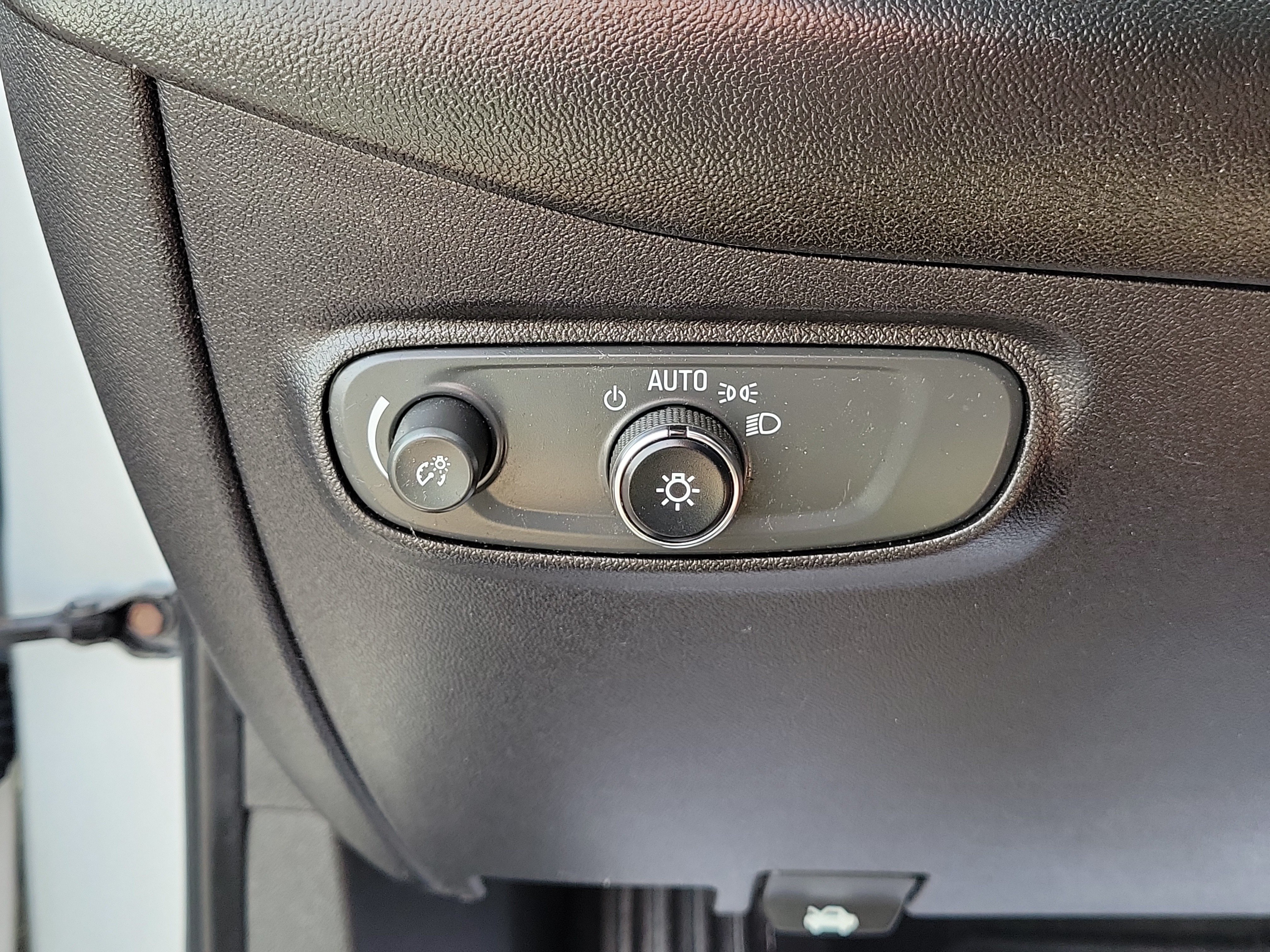 Used 2018 Chevrolet Equinox LT FWD image 21