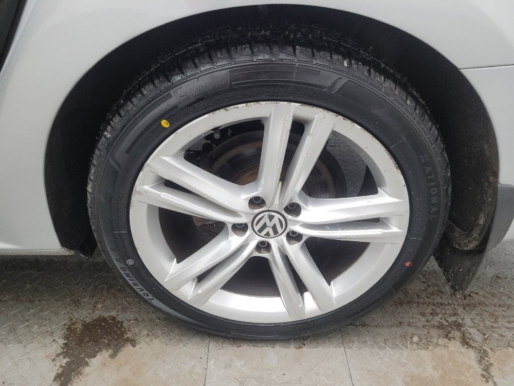Used 2015 Volkswagen Passat 1.8T SEL Premium image 31
