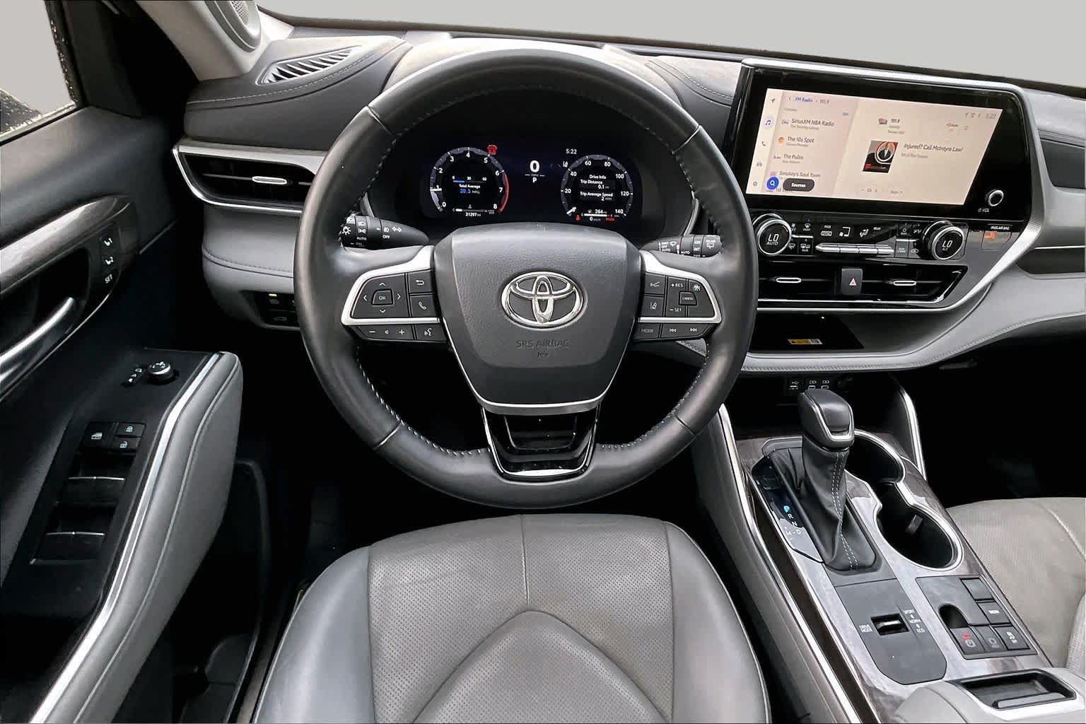 Used 2023 Toyota Highlander Platinum FWD image 6