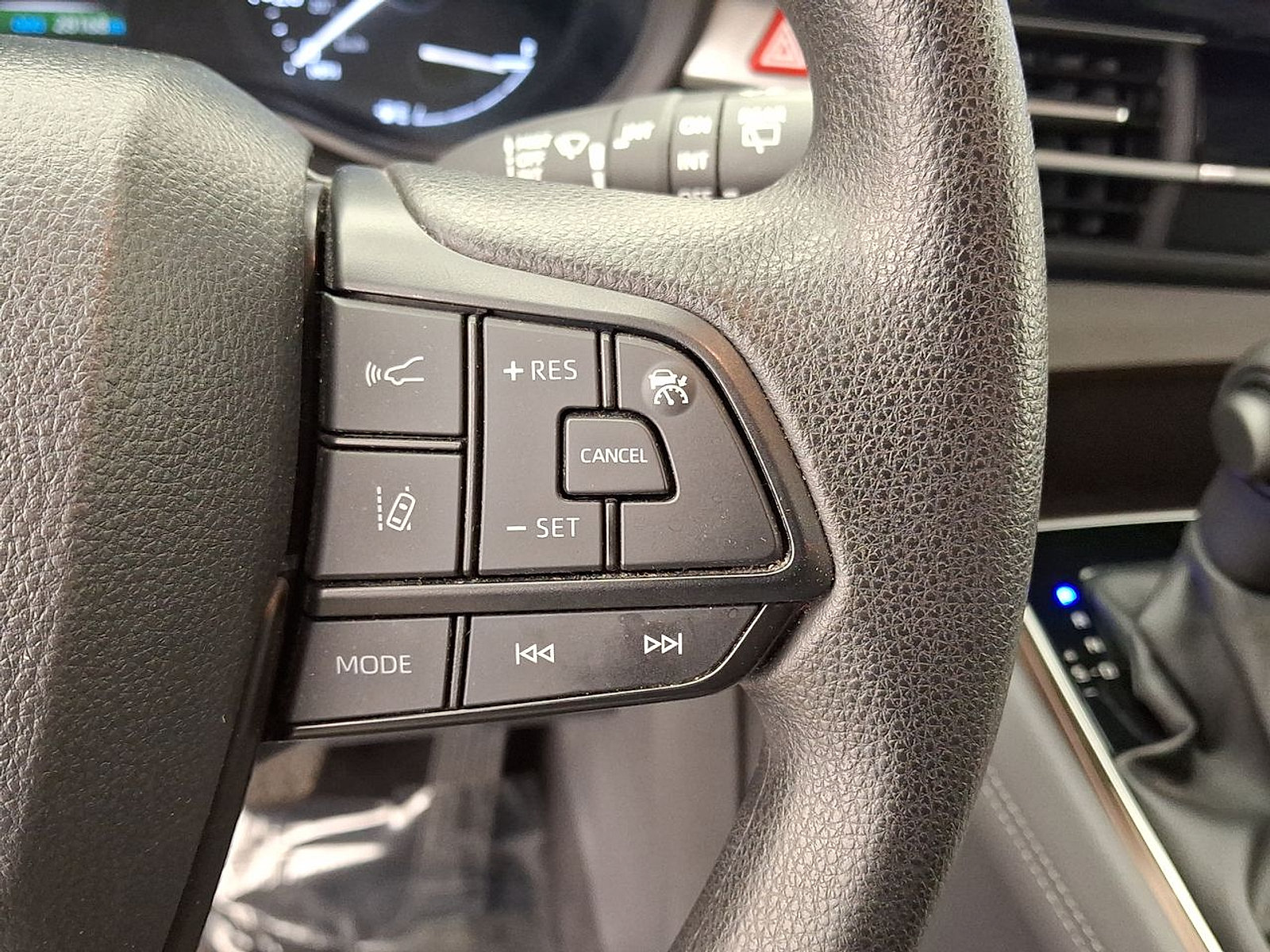 Used 2024 Toyota Sienna LE FWD image 21