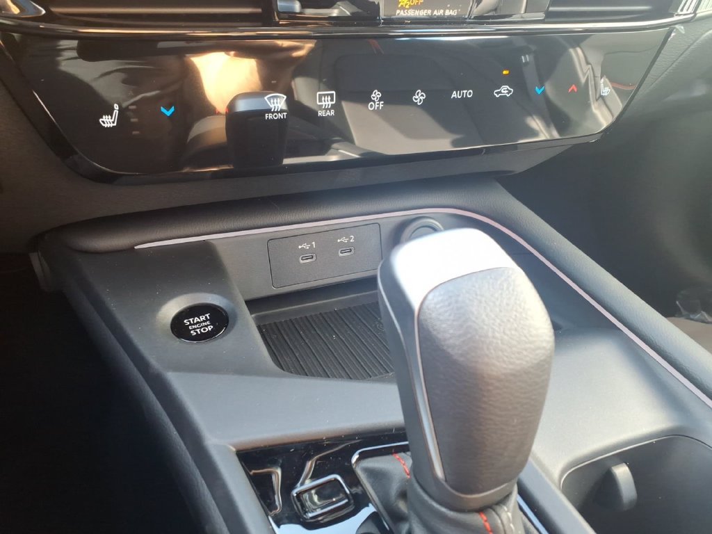 New 2026 Nissan Sentra SR w/ SR Premium Package FWD image 17