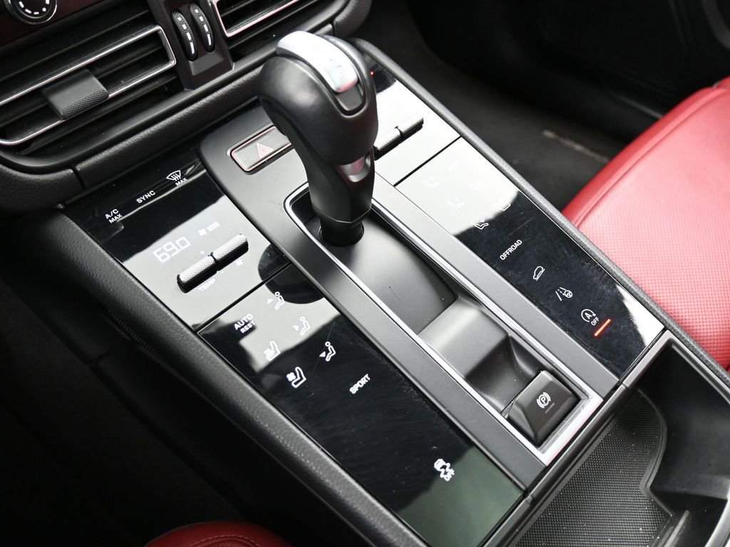 Certified 2023 Porsche Macan Turbo image 22