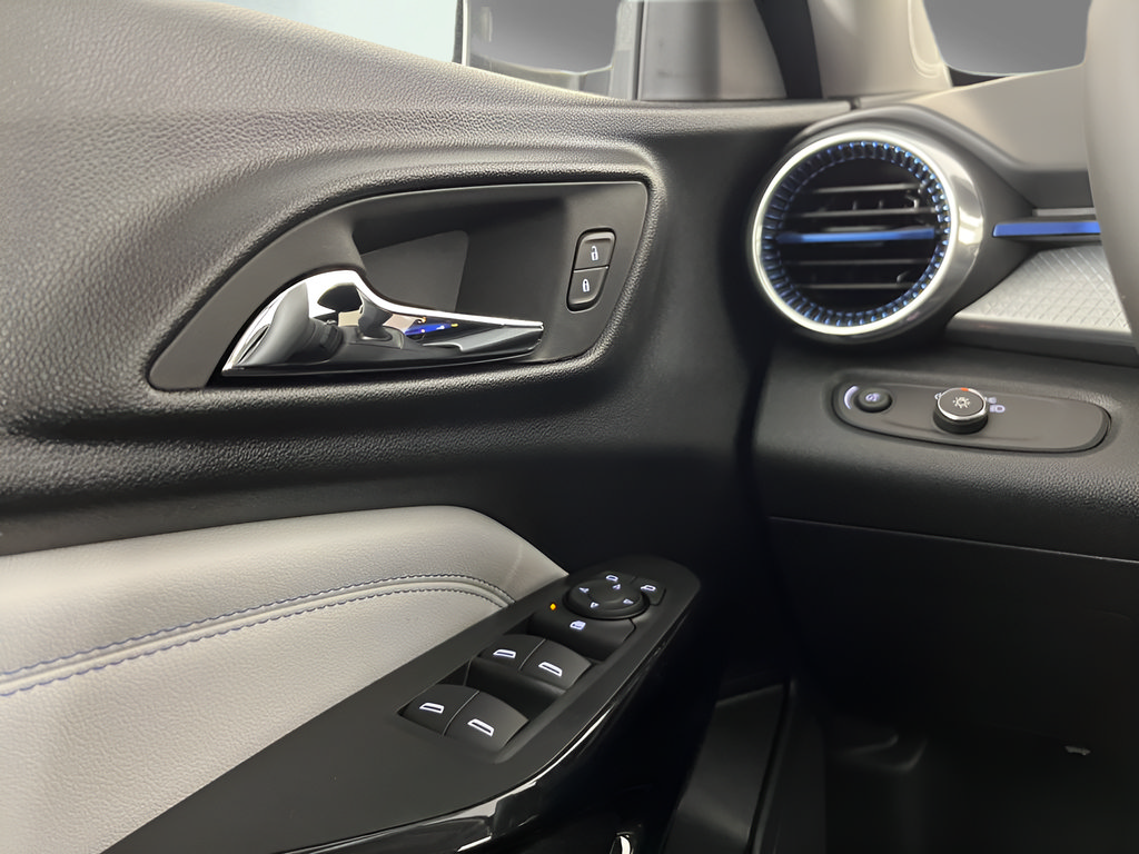 New 2026 Chevrolet Trax LT w/ LT Convenience Package FWD image 18