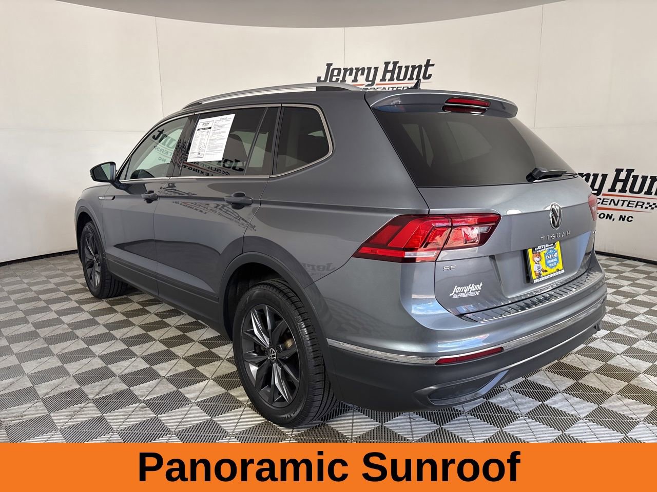 Used 2022 Volkswagen Tiguan SE w/ Panoramic Sunroof Package image 7