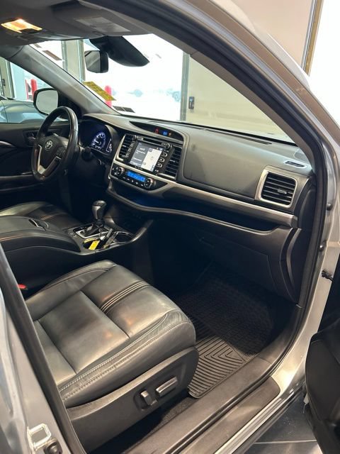 Used 2018 Toyota Highlander SE FWD image 23